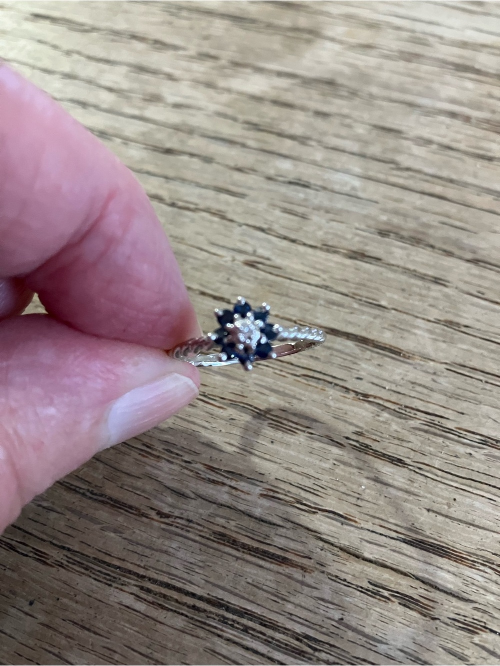 White 10k gold diamond and sapphire ring. - Picture 4 of 5